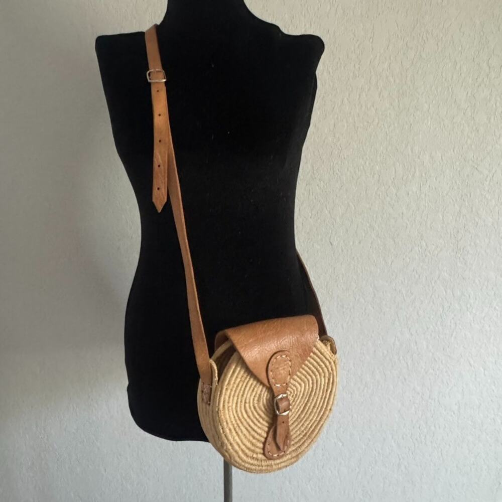 VTG Handcrafted Round Straw Crossbody Bag Purse Rattan Leather Boho Woven - Picture 1 of 8